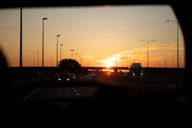 Gün batımı araba yolculuğu konseptinin üstünde