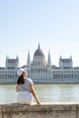 Macaristan 'da Budapeşte parlamentosu önünde gülümseyen kadın portresi