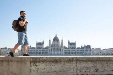 Budapeşte parlamento binası önündeki gezgin adam kopyalama alanı