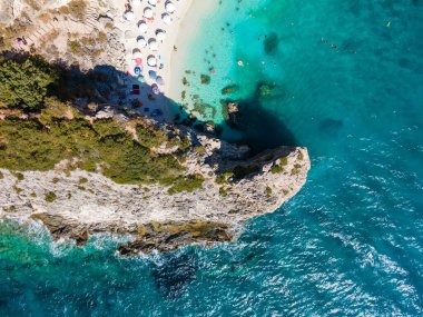 Lefkada adası sahili mavi iyon deniz suyuyla Yunanistan