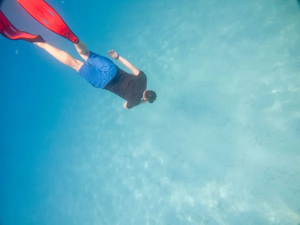 Mann Macht Selfie Foto Unter Wasser Tauchermaske Sommerurlaub Meer — Stockfoto