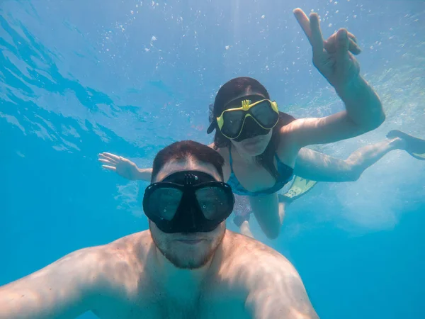 Gelukkig Paar Zwemmen Scuba Masker Onderwater — Stockfoto