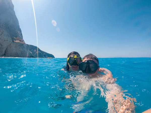 Gelukkig Paar Zwemmen Scuba Masker Onderwater — Stockfoto