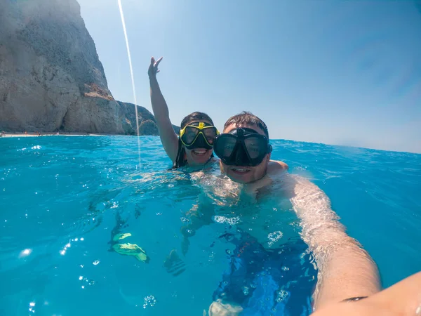 Šťastný Pár Plavání Potápěčské Masce Pod Vodou — Stock fotografie