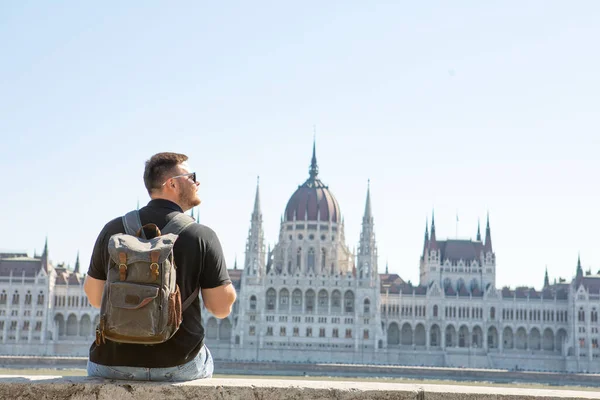 Ember Utazó Előtt Budapest Parlament Épület Másolás Tér — Stock Fotó