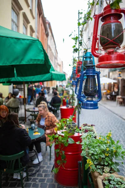 Lviv Ucrania Mayo 2021 Personas Calle Aire Libre Café Flexión — Foto de Stock