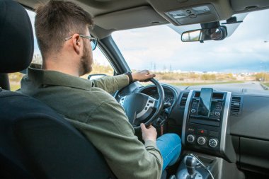 Araba yolculuğu konseptinde erkek portresi