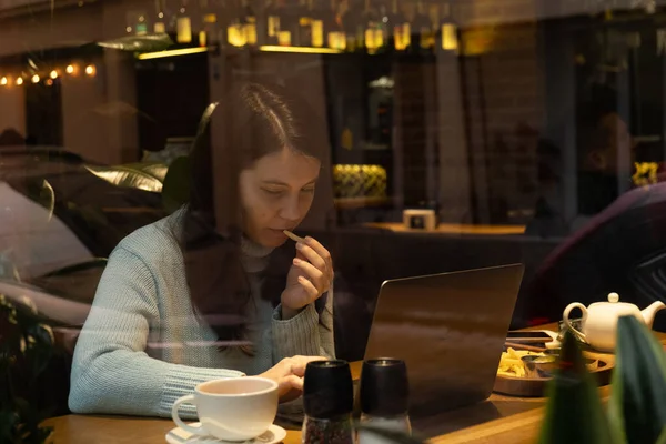 Smiling Woman Working Laptop Restaurant Drinking Tea Eating Burger View — Stock Photo, Image