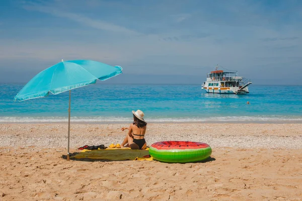 Verano Mar Concepto Vacaciones Mujer Tomando Sol Espacio Copia Playa —  Fotos de Stock