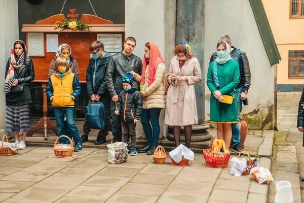 Львов Украина Мая 2021 Года Пасхальный Праздник Люди Стоящие Возле — стоковое фото