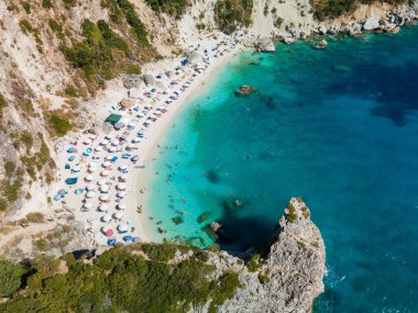 Lefkada adası sahili mavi iyon deniz suyuyla Yunanistan
