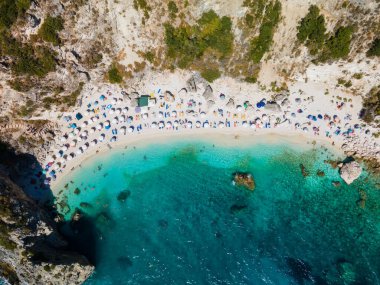 Lefkada adası sahili mavi iyon deniz suyuyla Yunanistan
