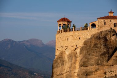 Yunanistan 'ın tuzlu dağlarının tepesindeki tarihi meteora manastırı