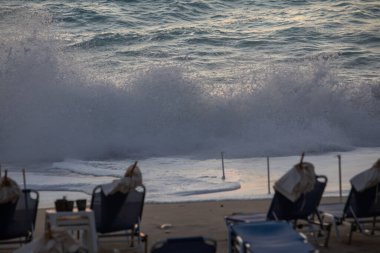 Yunanistan adadan ayrıldı deniz sahili güçlü dalgalar