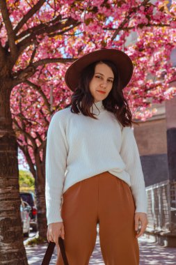 Güzel beyaz kadın portresi çiçek açan kiraz ağaçları boşluğu kopyalıyor.