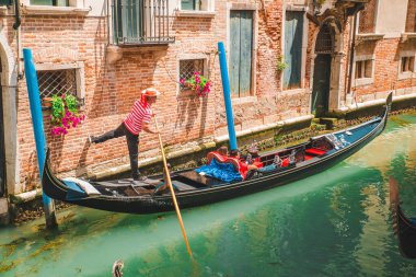 İtalya, Venedik - 25 Mayıs 2019: Gondol 'da insanlar yaz tatilinde tura çıkıyorlar