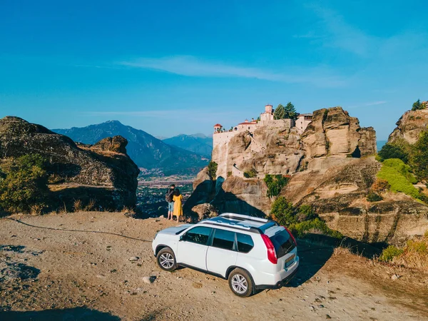 Pareja Pie Cerca Coche Mirando Monasterio Meteora Tesalia Montañas Grecia — Foto de Stock