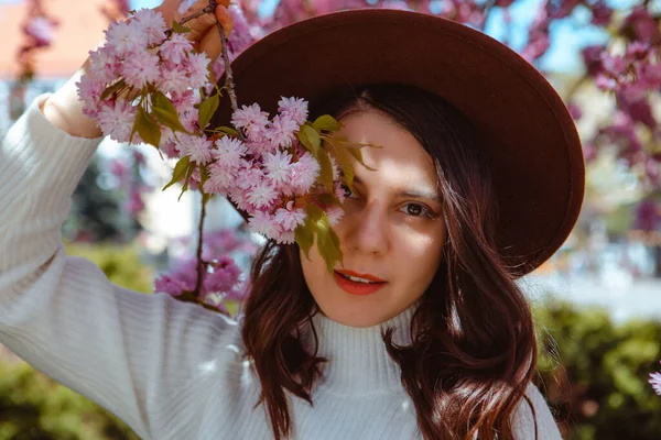 Portret Van Mooie Kaukasische Vrouw Met Bloeiende Sakura Kersenbomen Kopieer — Stockfoto