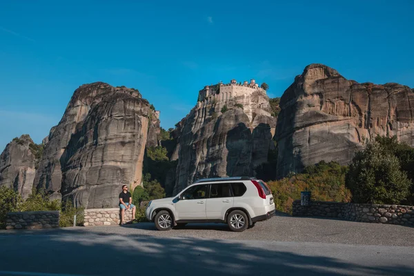 Grecia Coche Concepto Viaje Hombre Pie Cerca Suv Mirando Meteora — Foto de Stock