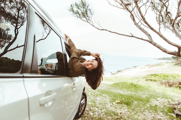 Junge Hübsche Frau Ragt Aus Dem Autofenster Meer Strand Hintergrund — Stockfoto