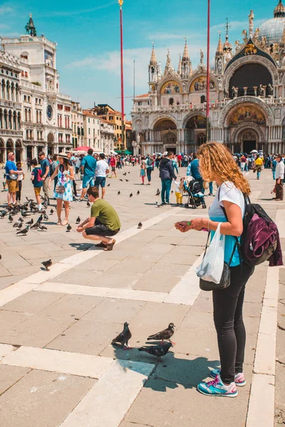 Italy Venice May 2019 Tourist Woman Saint Marks Square Doves — Stock Photo, Image