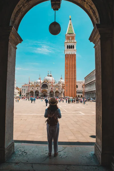 Mulher Frente Torre Sino San Marcas Quadrado Veneza Itália Silhueta — Fotografia de Stock