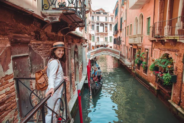 gandola yaz tatili ile kanal bakarak gülümseyen kadın portresi