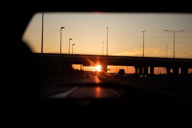 Gün batımı araba yolculuğu konseptinin üstünde