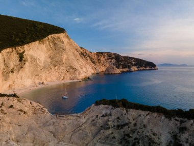 Lefkada adasındaki Porto Katsiki plajındaki yatın hava görüntüsü gün batımı zamanı