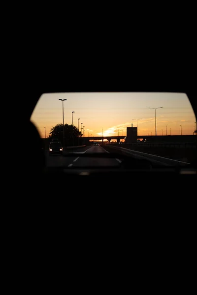 道路の車旅行のコンセプトの上の日没 — ストック写真