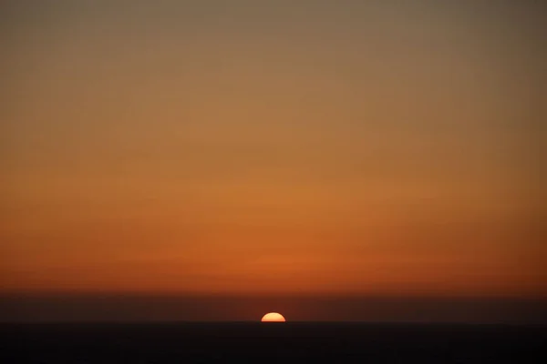 Sol Disk Vid Havet Horisont Färgglada Solnedgång Kopia Utrymme — Stockfoto