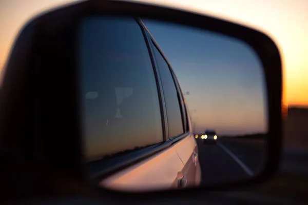 Отражение Заднем Зеркале Автомобиля Закат Дорожном Пространстве Копирования — стоковое фото