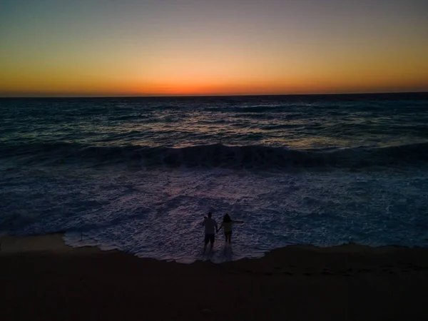 Silueta Pareja Pie Playa Del Mar Mirando Las Fuertes Olas — Foto de Stock