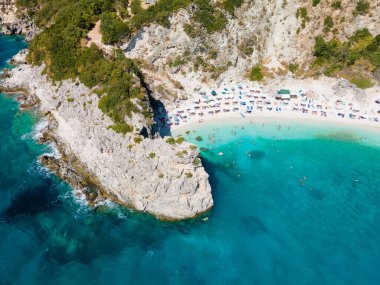 Lefkada adası sahili mavi iyon deniz suyuyla Yunanistan