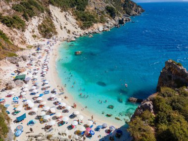 Lefkada adası sahili mavi iyon deniz suyuyla Yunanistan