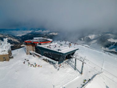Chopok Dağı Slovakya 'daki kayak kaldırma istasyonunun hava görüntüsü.