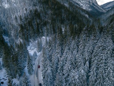 Tatra Dağları 'ndaki karlı yolun hava manzarası araba yolculuğu kavramı