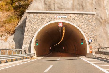 Yunan dağlarındaki tünel yolu boşluğu kopyala