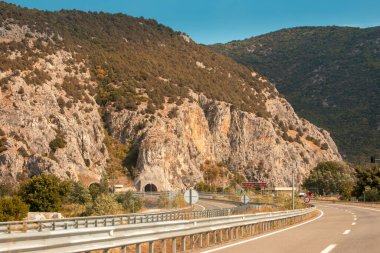 Yunan dağlarındaki tünel yolu boşluğu kopyala