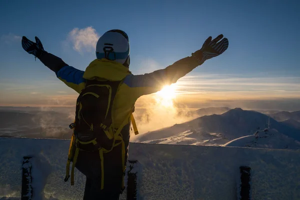 Skirennläuferin Blickt Auf Sonnenuntergang Über Slowakischen Bergen Winteraktivitäten — Stockfoto