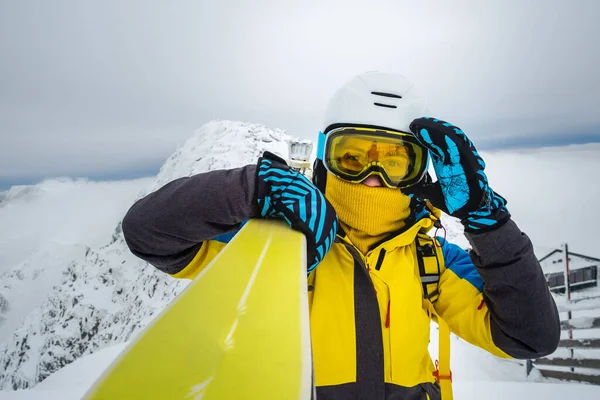 Karlı Dağ Fotokopi Alanının Üstünde Poz Veren Kadın Kayakçı — Stok fotoğraf