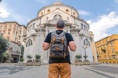 Sırt çantalı turist Rijeka Hırvatistan 'daki Aziz Vitus Katedraline bakıyor