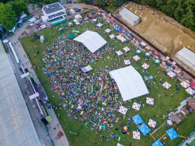 Lviv, Ukrayna - 26 Haziran 2021: Lviv Caz Festivali yaz mevsiminin en üst manzarası