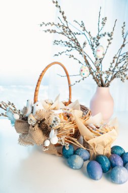 Yumurta ve kraker dolu Paskalya sepeti. Kırsal biçim.