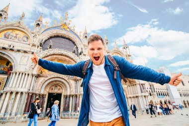 Saint Marco Basilica Venedik, İtalya 'nın önünde kameraya bakan genç, güler yüzlü adam.
