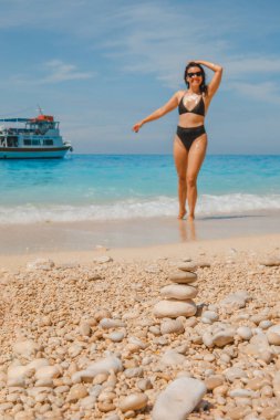 Yunan sahilindeki Lefkada Adası 'nda siyah mayo giymiş seksi bir kadın.