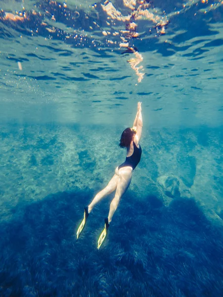 Sexy Frau Schwimmt Sommerurlaub Tauchermaske Mit Flossen Unter Wasser — Stockfoto