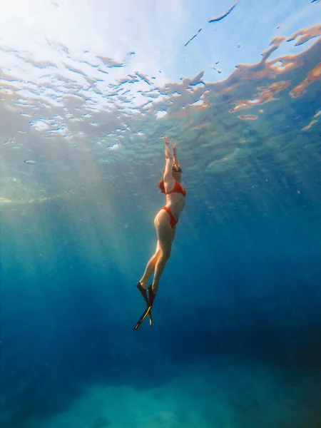 Sexy Žena Plavání Pod Vodou Potápěčské Masce Ploutví Letní Dovolená — Stock fotografie