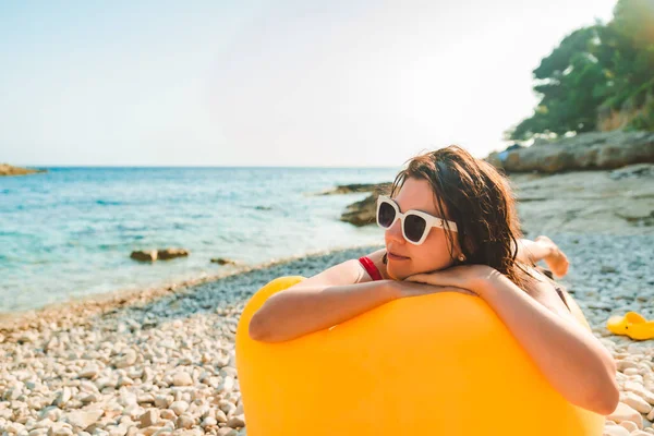 Donna Prendere Sole Sulla Spiaggia Mare Posa Aria Gialla Divano — Foto Stock