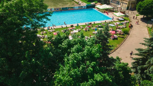 Luftaufnahme Von Menschen Beim Sonnenbaden Der Nähe Des Stadtpools Freien — Stockfoto